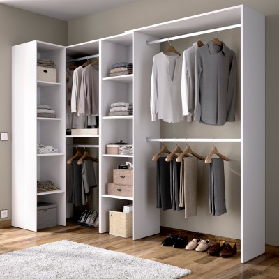 Vestidor de lujo blanco en el interior del armario con luz desde la ventana  | Foto Premium