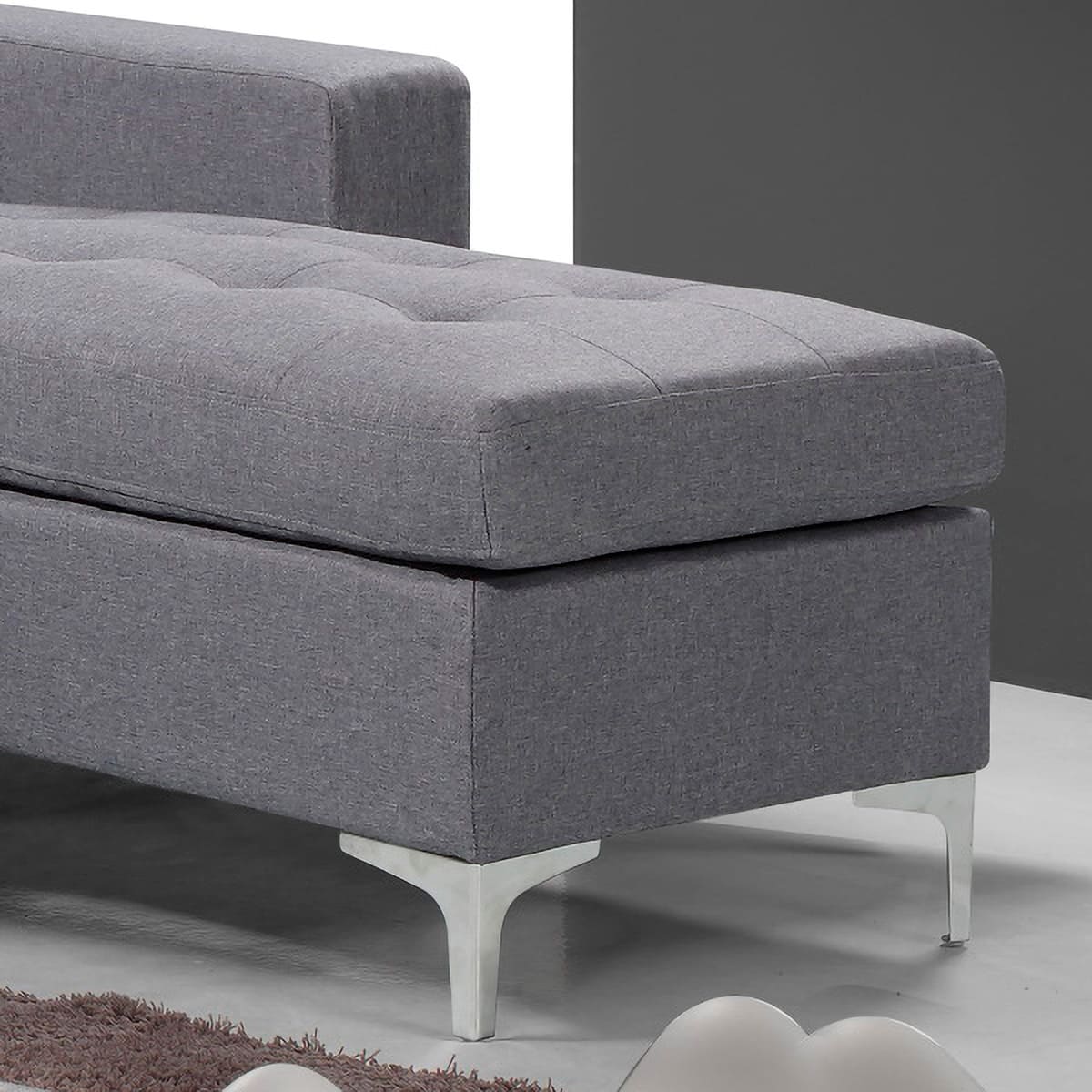 Sofá Chaiselongue 200CM tapizado gris Viana detalle del chaise y patas metálicas